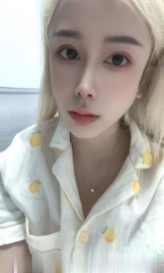 人瘦胸大的小姐姐