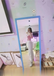 精致短发少妇如梦