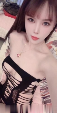 白嫩美乳御姐